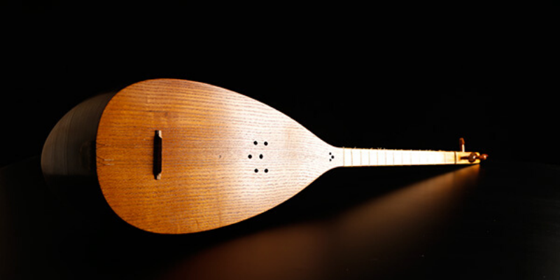 Tuning instructions for the Persian tanboor long-neck Sufi stringed instrument