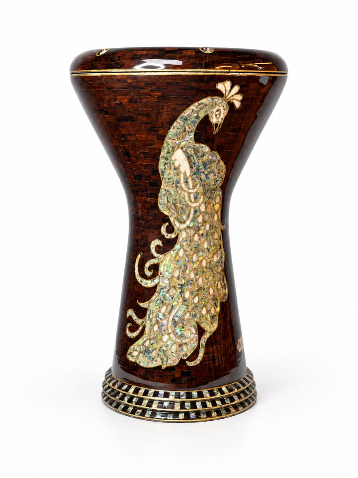 Sala Amber Peacock Sombaty ダルブッカは直立し、濃い琥珀色のモザイクの背景に淡い孔雀のモチーフを示しています。