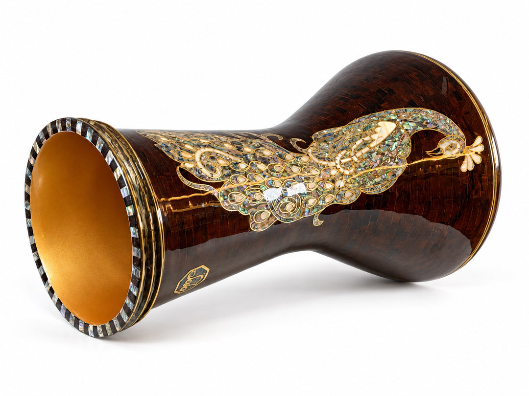 Sala Amber Peacock Sombaty ダルブッカを横に置き、開いたベースと濃い琥珀色のモザイクの背景に淡い孔雀のモチーフを示しています。