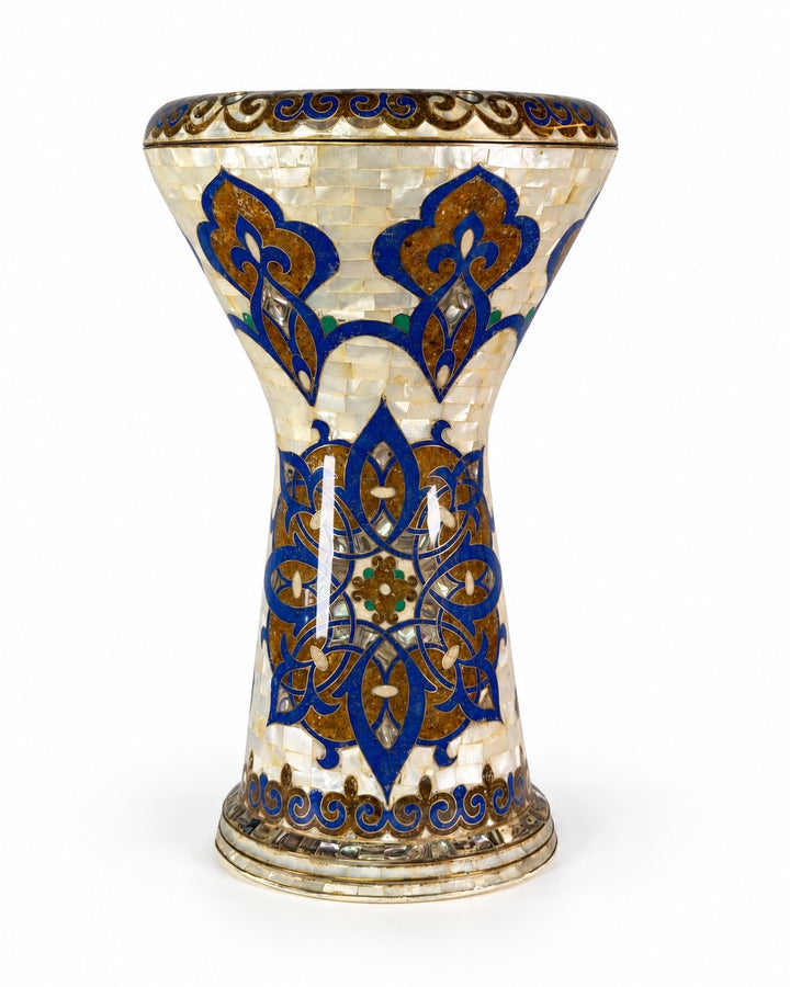 Sala Azure Arabesque Sombaty Darbuka που στέκεται όρθια, δείχνει λουλουδάτο μωσαϊκό σε μπλε κοβαλτίου και χρυσαφί τόνους σε ιβουάρ φόντο.