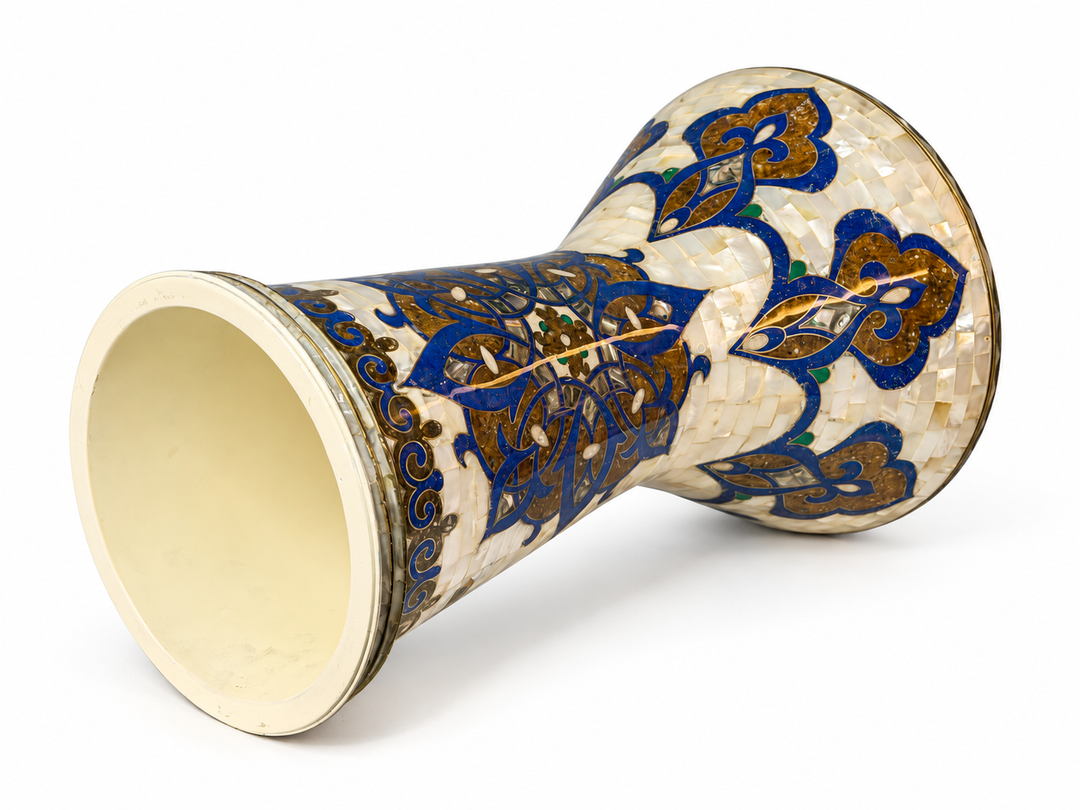 Sala Azure Arabesque Sombaty νταρμπούκα στο πλάι, που δείχνει την ανοιχτή βάση και το λουλουδάτο μωσαϊκό σε μπλε και χρυσαφί τόνους σε ιβουάρ φόντο.