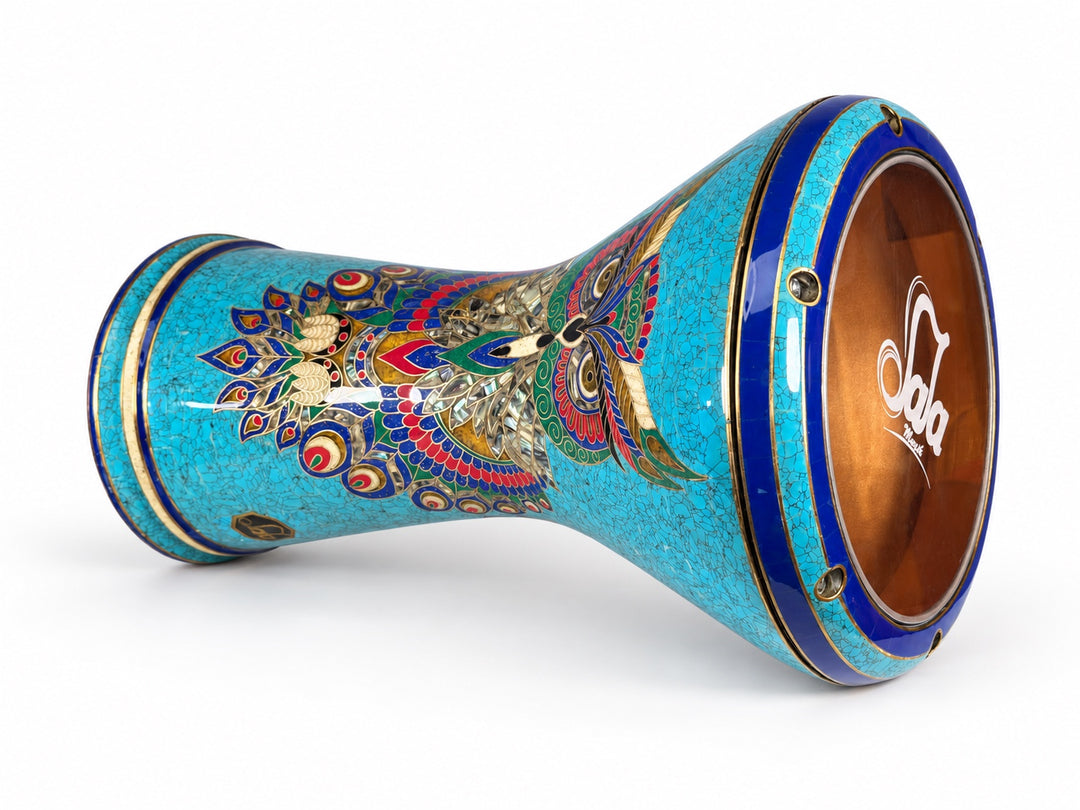 Darbouka Sala Azure Owl Sombaty sur le côté, montrant la peau de tambour de la marque Sala et un motif de hibou coloré sur une mosaïque turquoise avec des bordures bleu foncé.