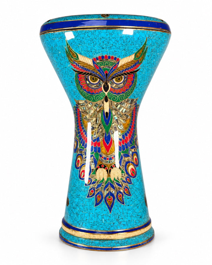 Sala Azure Owl Sombaty darbouka debout, représentant un motif de hibou coloré sur une mosaïque turquoise avec des bordures bleu foncé.