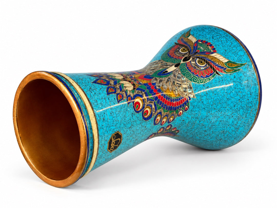 Sala Azure Owl Sombaty darbouka sur le côté, montrant la base ouverte et un motif de hibou coloré sur une mosaïque turquoise avec des bordures bleu foncé.