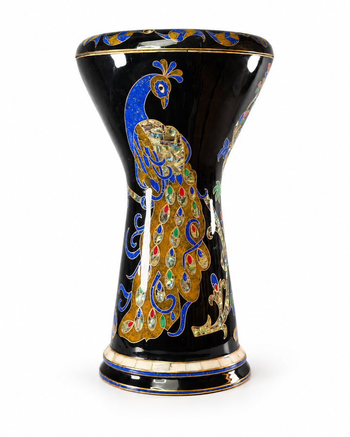 Sala Midnight Peacock Sombaty darbuka που στέκεται όρθια, δείχνει ένα μπλε και χρυσό παγώνι με πολύχρωμες λεπτομέρειες ουράς σε σκούρο φινίρισμα.