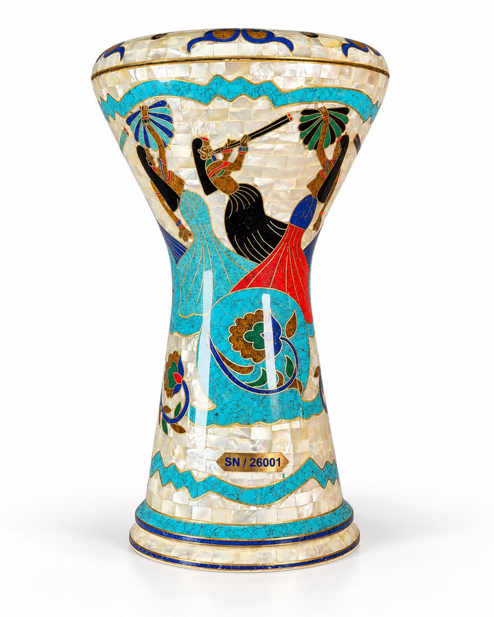 Sala Nile Muse Sombaty darbuka που στέκεται όρθια, δείχνει φιγούρες εμπνευσμένες από την Αίγυπτο, τιρκουάζ περίγραμμα και πολύχρωμους λουλουδάτους ειλητάρια.