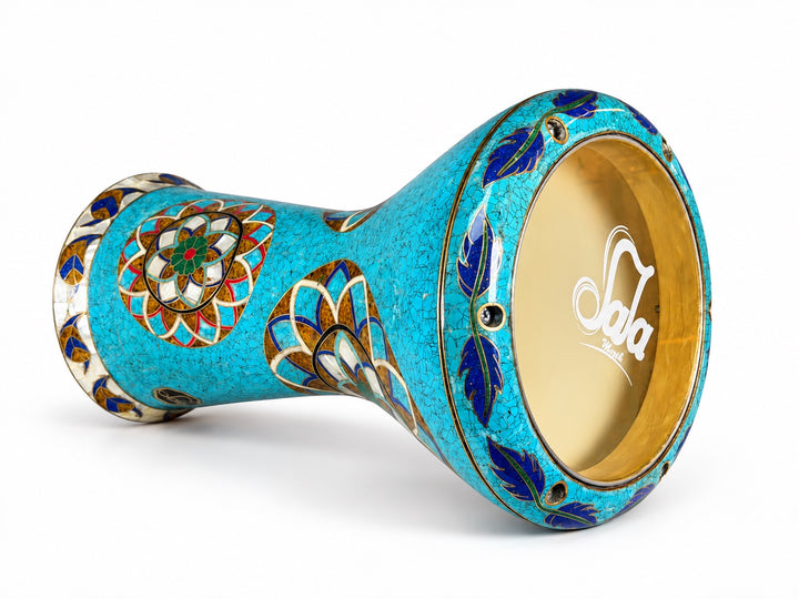 Sala Turquoise Lotus Sombaty νταρμπούκα στο πλάι, που δείχνει την μεμβράνη του τυμπάνου με το σήμα Sala και μωσαϊκό σε τιρκουάζ χρώμα και λουλουδάτα μενταγιόν με στρώσεις.