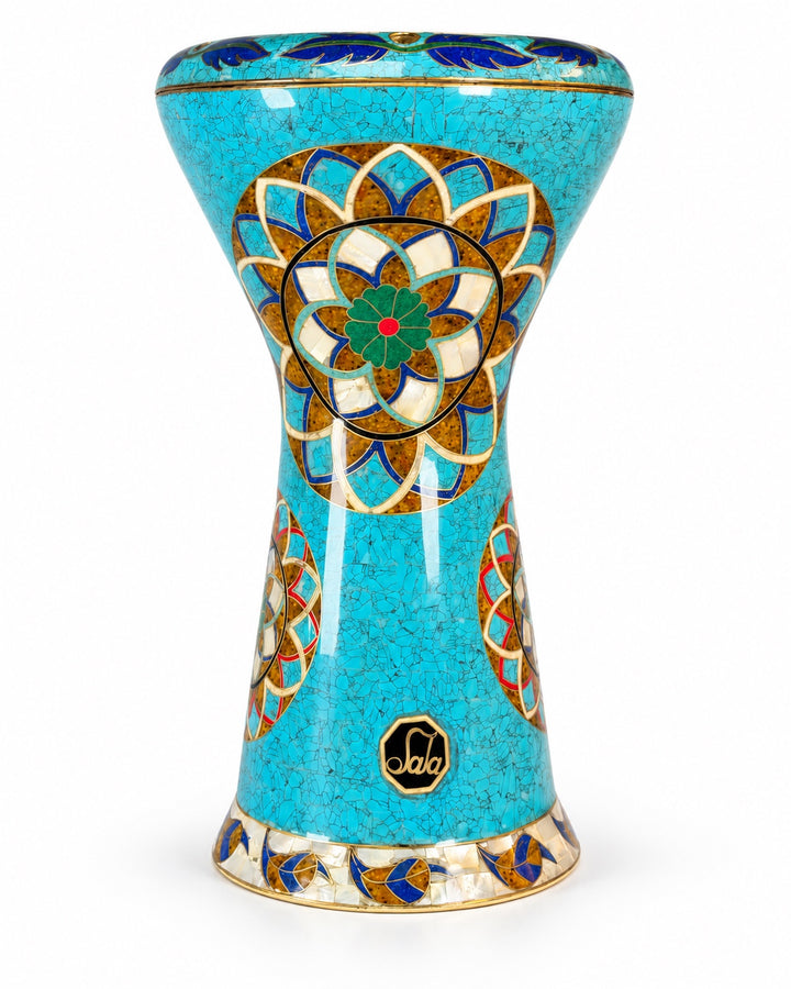 Sala Turquoise Lotus Sombaty darbuka που στέκεται όρθια, δείχνει μωσαϊκό σε τιρκουάζ χρώμα και λουλουδάτα μενταγιόν με στρώσεις.