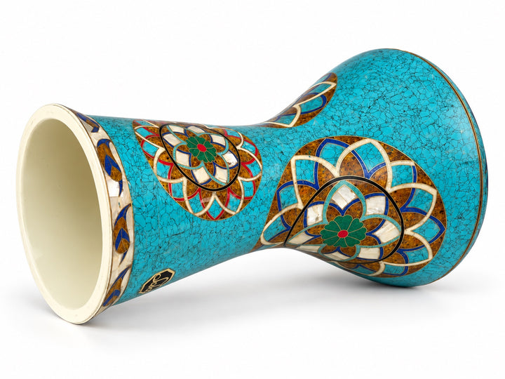 Sala Turquoise Lotus Sombaty νταρμπούκα στο πλάι, που δείχνει την ανοιχτή βάση και το μωσαϊκό σε τιρκουάζ χρώμα και τα λουλουδάτα μενταγιόν με στρώσεις.